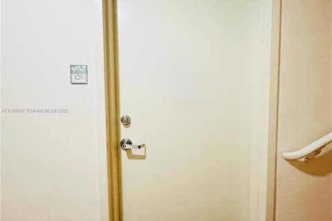 Купить кондоминиум в Майами-Бич, Флорида 1 спальня, 55.83м2, № 1936748 - фото 19
