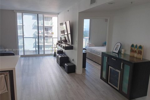 Condominio en Miami, Florida, 1 dormitorio  № 2029372