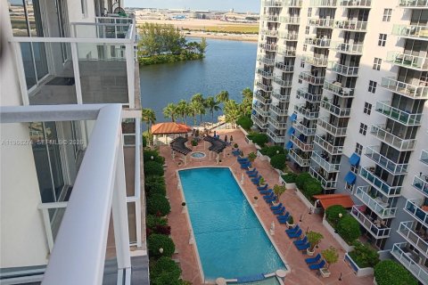 Condominio en venta en Miami, Florida, 1 dormitorio, 63.64 m2 № 2029372 - foto 11