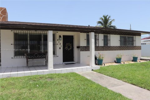 House in Miami, Florida 3 bedrooms, 144.74 sq.m. № 1776123 - photo 1
