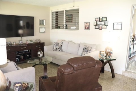 House in Miami, Florida 3 bedrooms, 144.74 sq.m. № 1776123 - photo 8