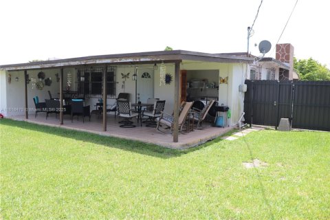 House in Miami, Florida 3 bedrooms, 144.74 sq.m. № 1776123 - photo 11