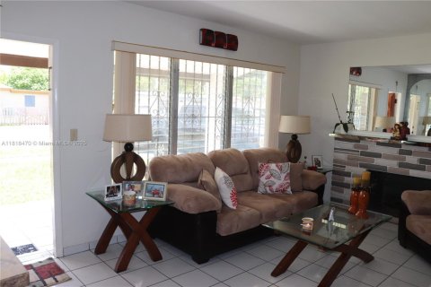 House in Miami, Florida 3 bedrooms, 144.74 sq.m. № 1776123 - photo 3