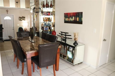 House in Miami, Florida 3 bedrooms, 144.74 sq.m. № 1776123 - photo 4