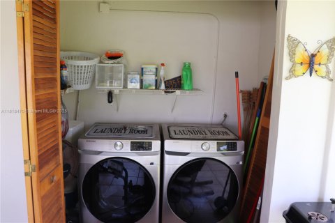 House in Miami, Florida 3 bedrooms, 144.74 sq.m. № 1776123 - photo 14