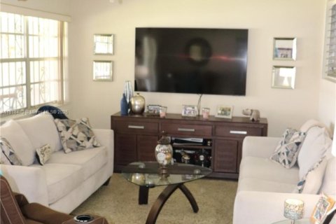 House in Miami, Florida 3 bedrooms, 144.74 sq.m. № 1776123 - photo 7