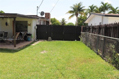 House in Miami, Florida 3 bedrooms, 144.74 sq.m. № 1776123 - photo 12