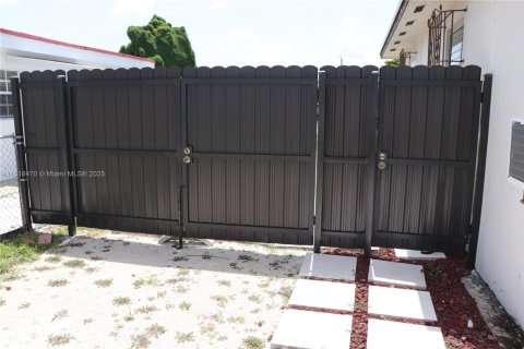 House in Miami, Florida 3 bedrooms, 144.74 sq.m. № 1776123 - photo 17