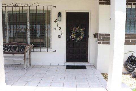 House in Miami, Florida 3 bedrooms, 144.74 sq.m. № 1776123 - photo 2