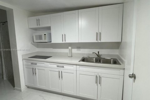 House in Miami, Florida 3 bedrooms, 144.74 sq.m. № 1776123 - photo 23