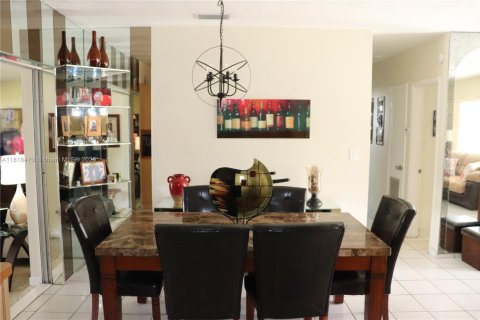House in Miami, Florida 3 bedrooms, 144.74 sq.m. № 1776123 - photo 6