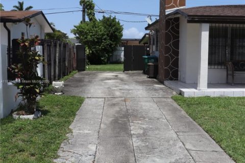 House in Miami, Florida 3 bedrooms, 144.74 sq.m. № 1776123 - photo 19