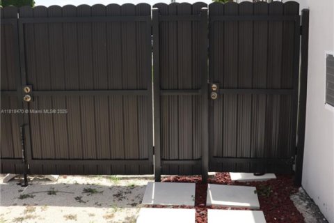 House in Miami, Florida 3 bedrooms, 144.74 sq.m. № 1776123 - photo 18