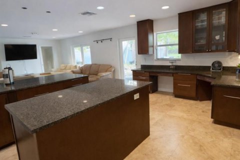 House in West Palm Beach, Florida 5 bedrooms, 167.97 sq.m. № 2187220 - photo 12