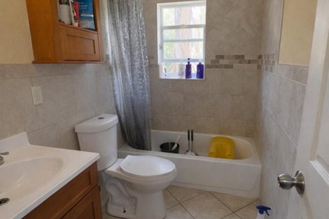 House in West Palm Beach, Florida 5 bedrooms, 167.97 sq.m. № 2187220 - photo 4