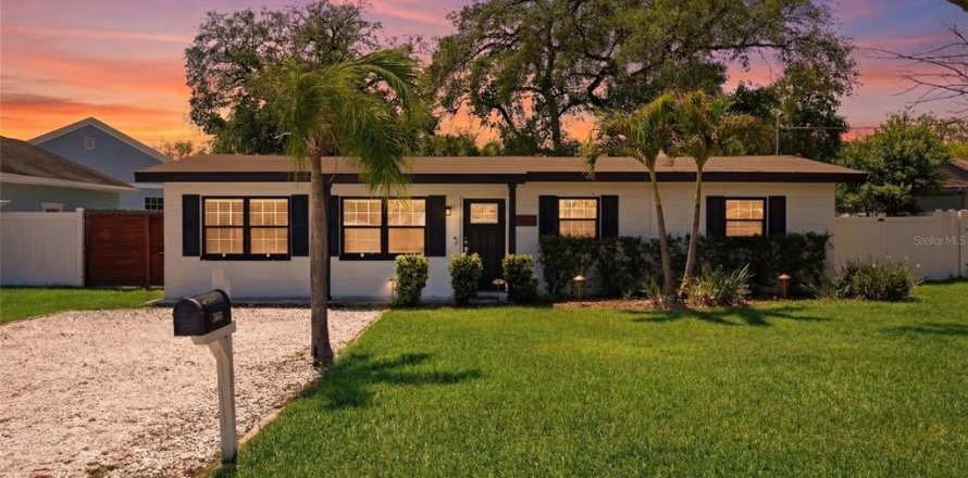 House in Tampa, Florida 3 bedrooms, 109.16 sq.m. № 2209485