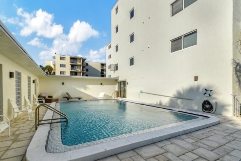 Condo in Lantana, Florida, 2 bedrooms  № 1038058 - photo 1