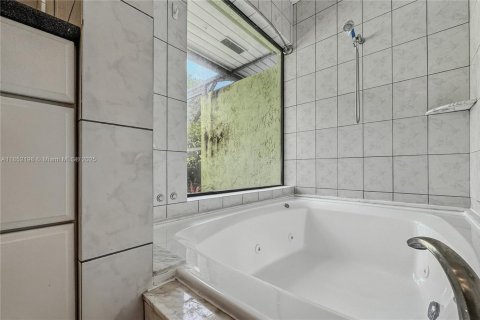 Villa ou maison à louer à Palmetto Bay, Floride: 4 chambres, 240.9 m2 № 1872035 - photo 23