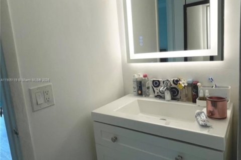 Condo in Miami, Florida, 2 bedrooms  № 1955905 - photo 19