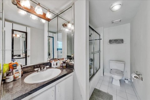 Condo in Miami, Florida, 2 bedrooms  № 1955905 - photo 17