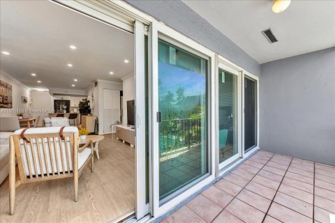 Condo in Miami, Florida, 2 bedrooms  № 1955905 - photo 27