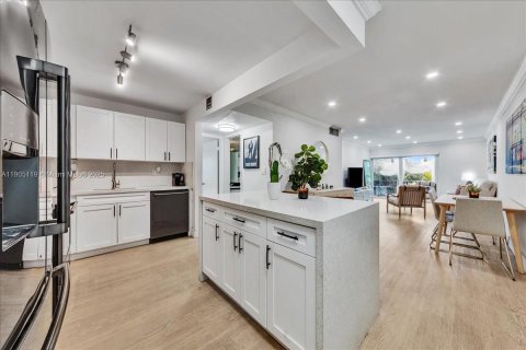 Condo in Miami, Florida, 2 bedrooms  № 1955905 - photo 1