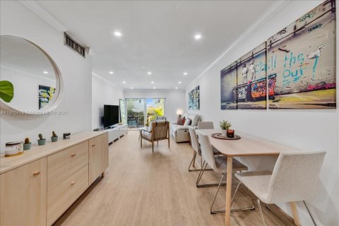 Condo in Miami, Florida, 2 bedrooms  № 1955905 - photo 8