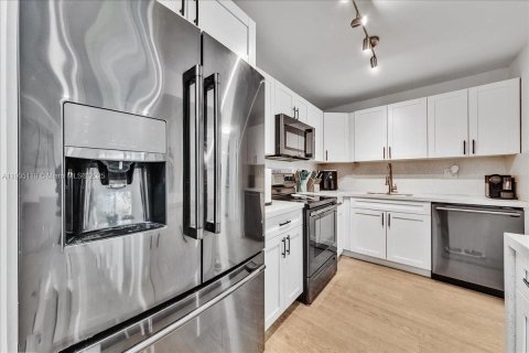 Condo in Miami, Florida, 2 bedrooms  № 1955905 - photo 3