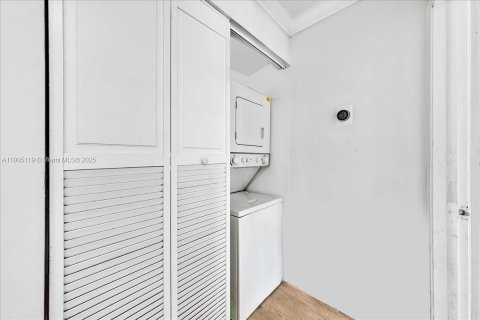 Condo in Miami, Florida, 2 bedrooms  № 1955905 - photo 14