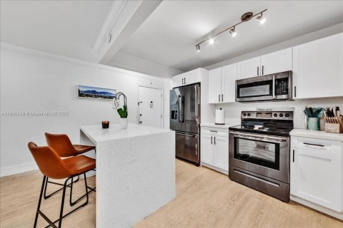 Condo in Miami, Florida, 2 bedrooms  № 1955905 - photo 5