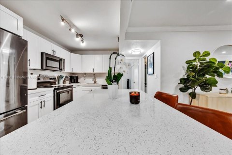 Condo in Miami, Florida, 2 bedrooms  № 1955905 - photo 2