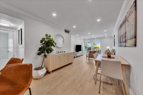 Condo in Miami, Florida, 2 bedrooms  № 1955905 - photo 7