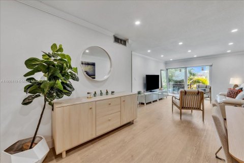 Condo in Miami, Florida, 2 bedrooms  № 1955905 - photo 9