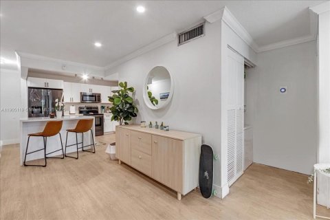 Condo in Miami, Florida, 2 bedrooms  № 1955905 - photo 13