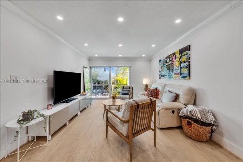 Condo in Miami, Florida, 2 bedrooms  № 1955905 - photo 11