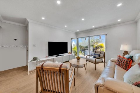 Condo in Miami, Florida, 2 bedrooms  № 1955905 - photo 12