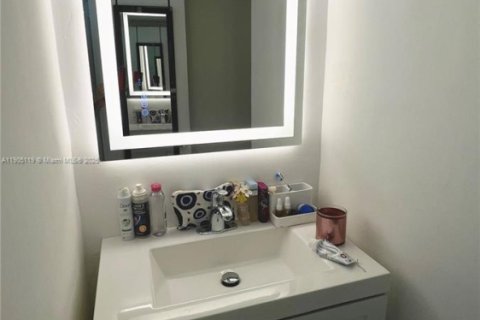 Condo in Miami, Florida, 2 bedrooms  № 1955905 - photo 18