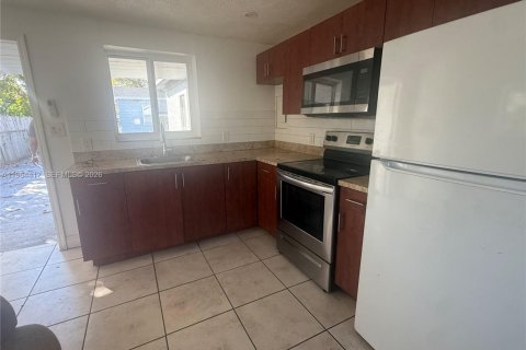 Casa en alquiler en Miami, Florida, 2 dormitorios № 2025915 - foto 3