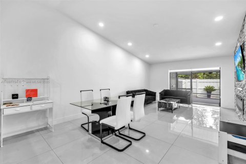 Townhouse in Greenacres, Florida 2 bedrooms, 105.07 sq.m. № 1949186 - photo 14