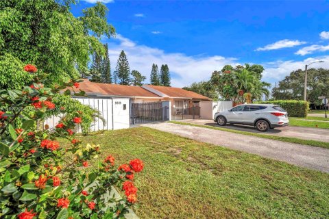 Townhouse in Greenacres, Florida 2 bedrooms, 105.07 sq.m. № 1949186 - photo 1