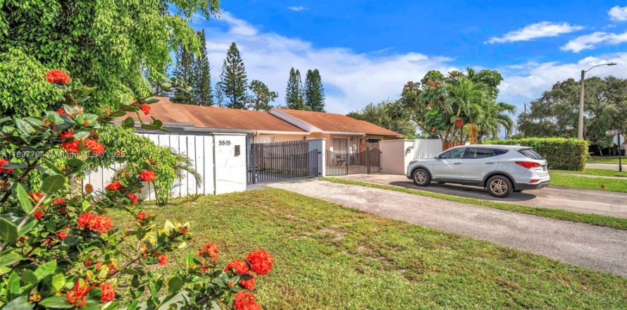 Townhouse in Greenacres, Florida 2 bedrooms, 105.07 sq.m. № 1949186