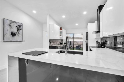 Townhouse in Greenacres, Florida 2 bedrooms, 105.07 sq.m. № 1949186 - photo 11