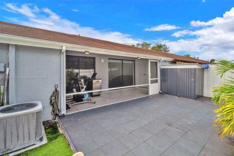 Townhouse in Greenacres, Florida 2 bedrooms, 105.07 sq.m. № 1949186 - photo 27