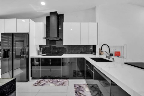 Townhouse in Greenacres, Florida 2 bedrooms, 105.07 sq.m. № 1949186 - photo 13