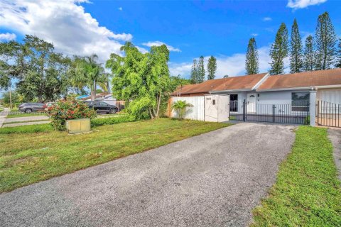 Townhouse in Greenacres, Florida 2 bedrooms, 105.07 sq.m. № 1949186 - photo 2