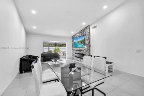 Townhouse in Greenacres, Florida 2 bedrooms, 105.07 sq.m. № 1949186 - photo 15