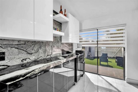 Townhouse in Greenacres, Florida 2 bedrooms, 105.07 sq.m. № 1949186 - photo 9