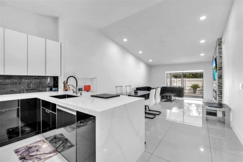 Townhouse in Greenacres, Florida 2 bedrooms, 105.07 sq.m. № 1949186 - photo 7