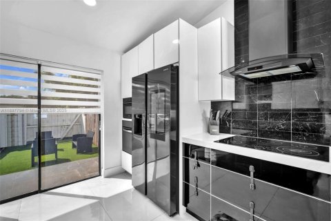 Townhouse in Greenacres, Florida 2 bedrooms, 105.07 sq.m. № 1949186 - photo 10