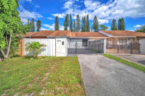 Townhouse in Greenacres, Florida 2 bedrooms, 105.07 sq.m. № 1949186 - photo 4